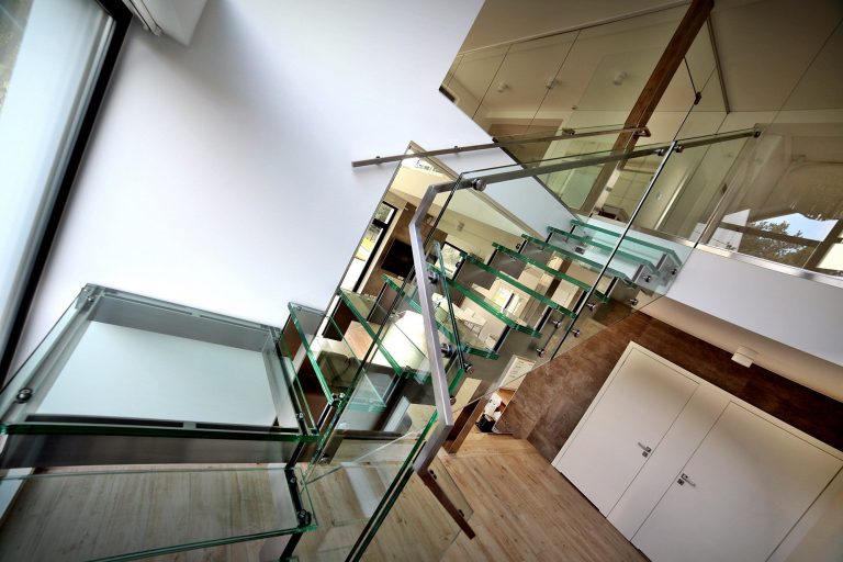 Szklane klatki schodowe stają się popularne również w budynkach mieszkalnych