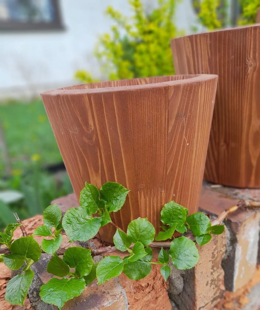Wybierz naturalne piękno dla swojego ogrodu – drewniane donice na stolldrew.pl!
