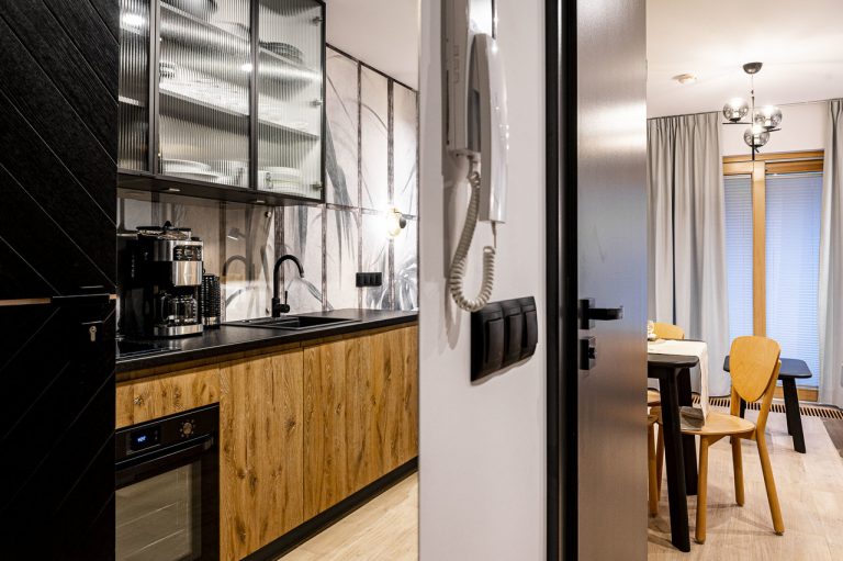 Kawalerka, która zachwyca – jak sprytnie zaaranżować małą przestrzeń?