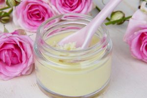 Laboratoryjne badania kosmetyków a wymagania prawne – co jest obowiązkiem producenta?