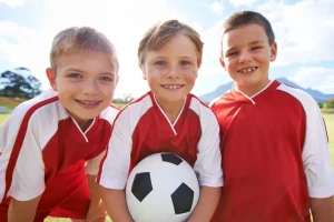 Prezent dla małego fana futbolu – koszulka ulubionego piłkarza czy cały zestaw piłkarski?